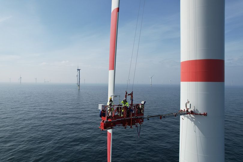 Repair of wind turbine blades using platform